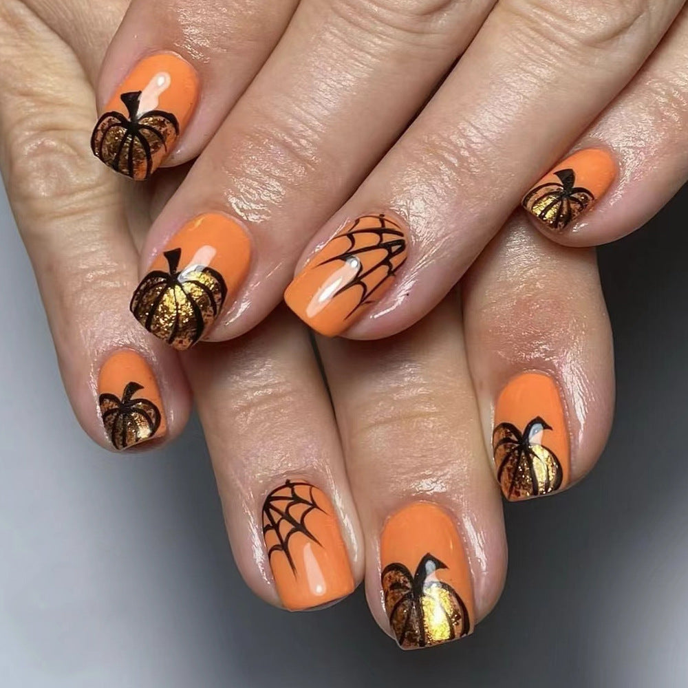 Nail Art en poudre dorée avec une courte toile d'araignée brillante