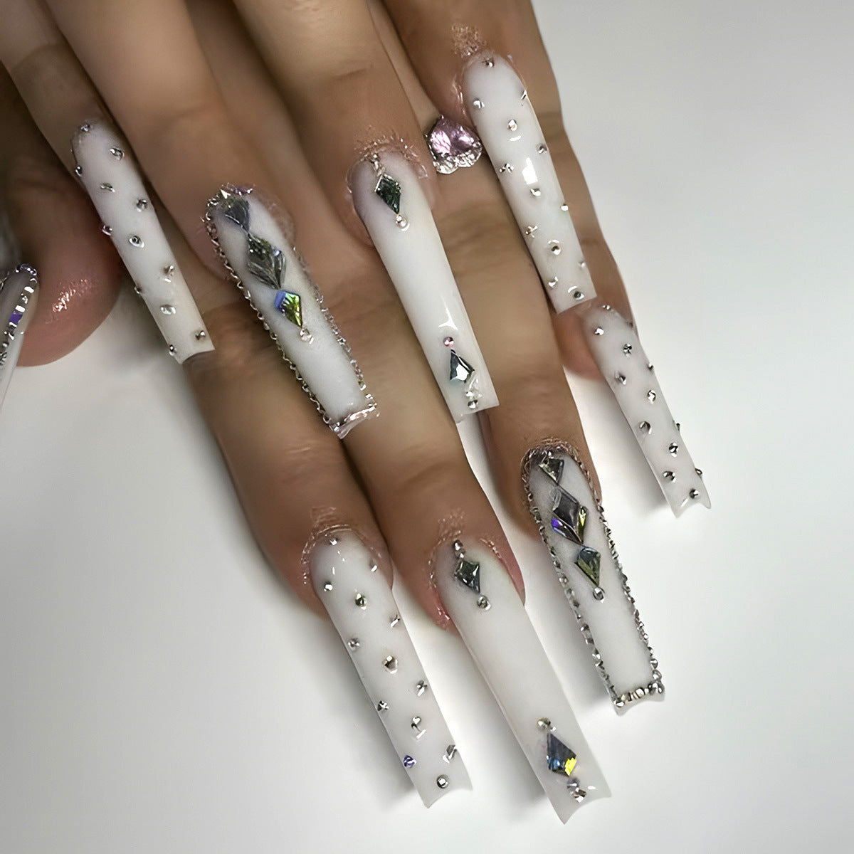 Nail Art extra long fait main avec strass et poils à l'eau