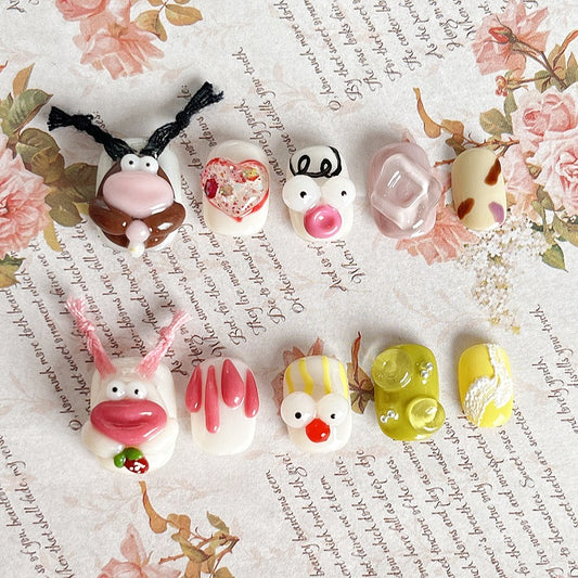 Nail Art court et mignon fait à la main avec un dessin animé