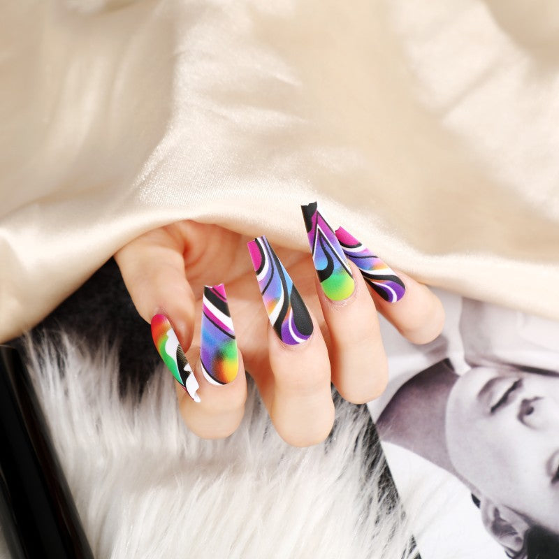 Nail art avec des lignes arc-en-ciel noires et blanches