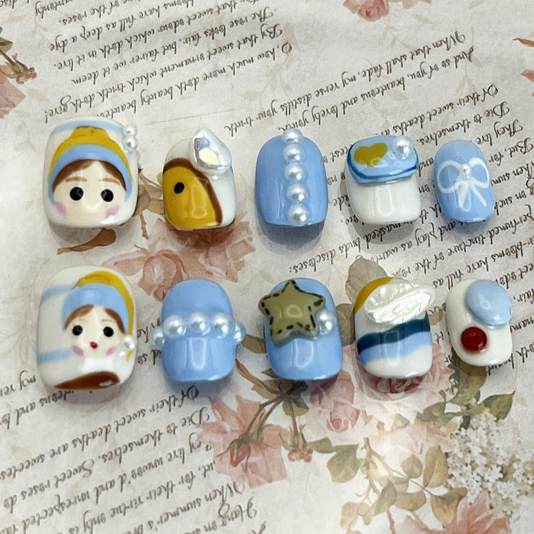 Portez un joli nail art à pointe courte avec une finition pincée