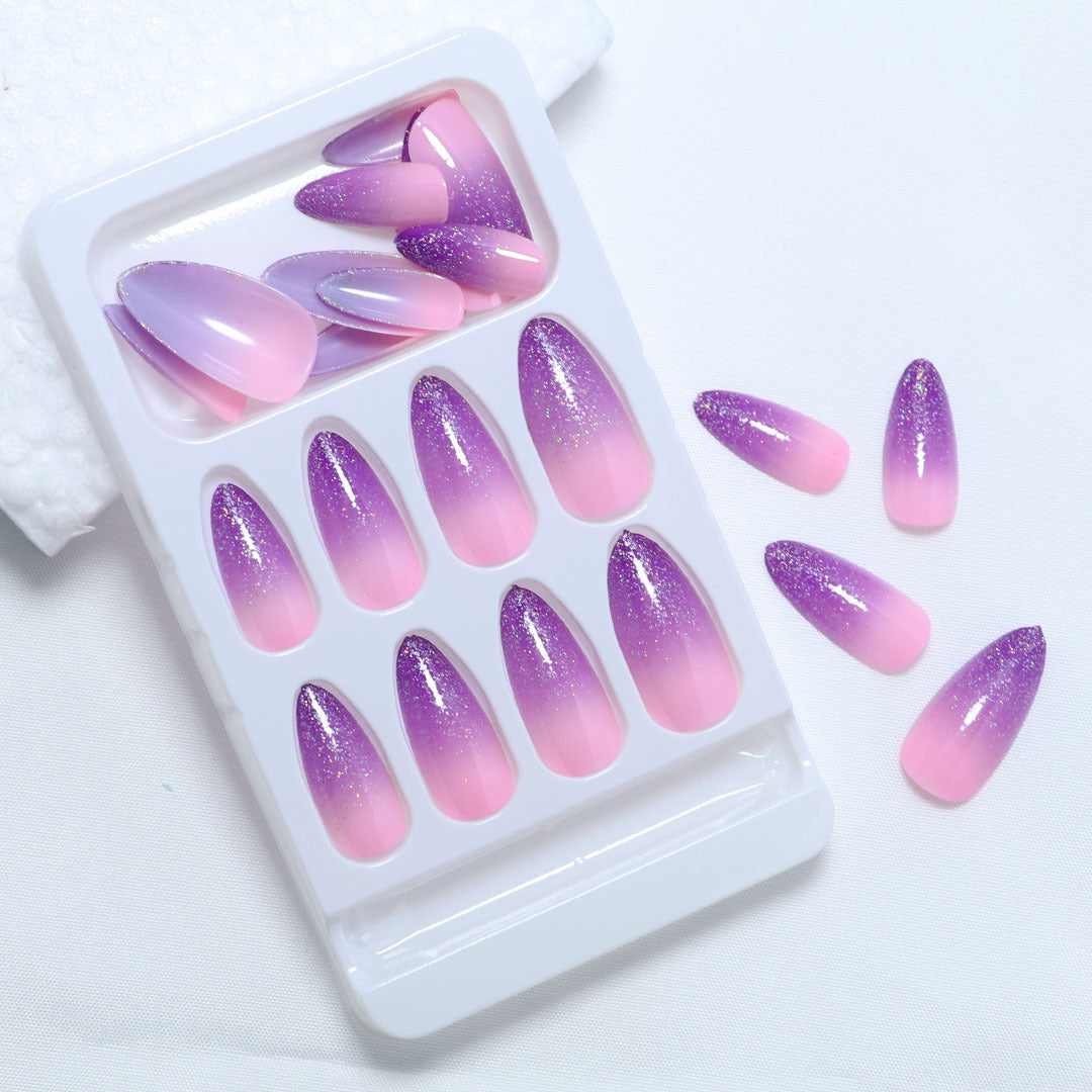 Nail Art doux à paillettes glacées clignotantes en dégradé de violet et d'amande