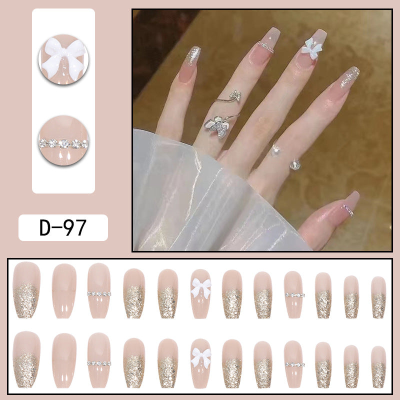 Porter une manucure à pointe Pure Desire Hot Nail Art