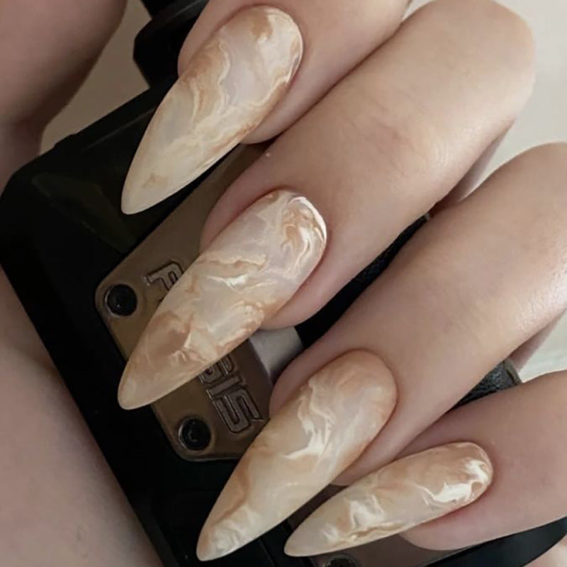 Pièce simple marbrée à porter sur un nail art long et pointu