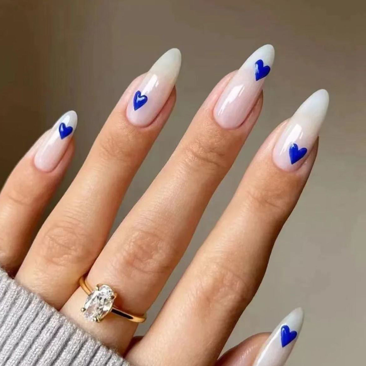 Nail Art simple avec des gouttes d'eau en forme de petit cœur et des amandes