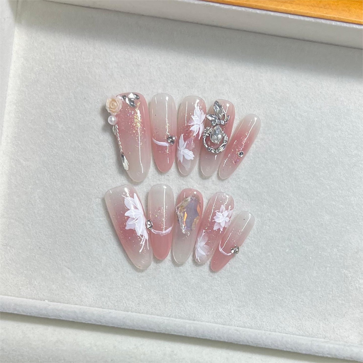 Luxury Gentle Gilding Gradient Flower Temperament White Nail Stickers