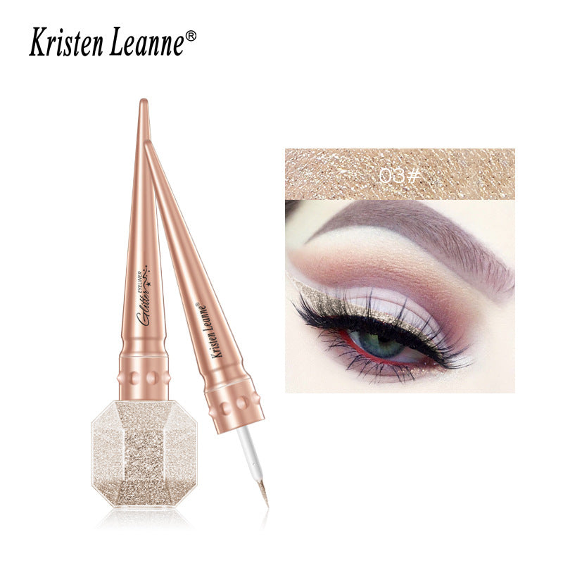 Eyeliner nacré couleur diamant brisé brillant