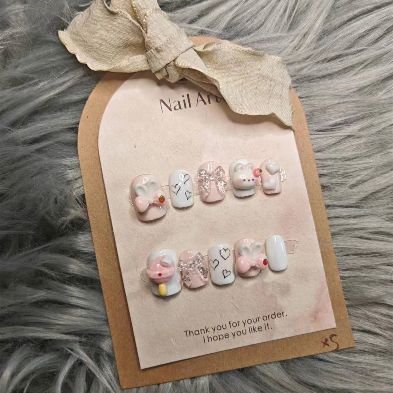 Porter une manucure Nail Art en forme de lapin mignon et grande sucette