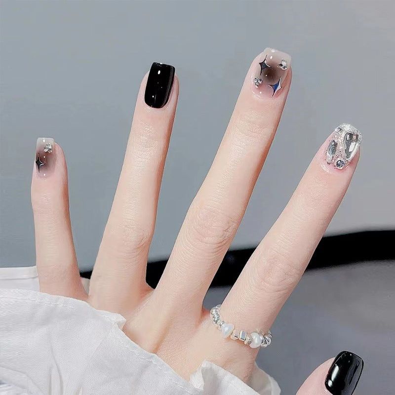 Nail Art fini avec des pointes de paillettes papillon en forme de diamant dans les débris