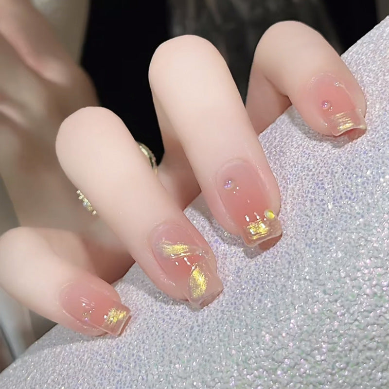 Nail Art fini avec des pointes de paillettes papillon en forme de diamant dans les débris