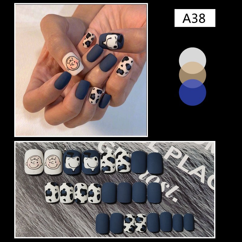 Manucure simple et quotidienne, nail art blanc élégant à la main