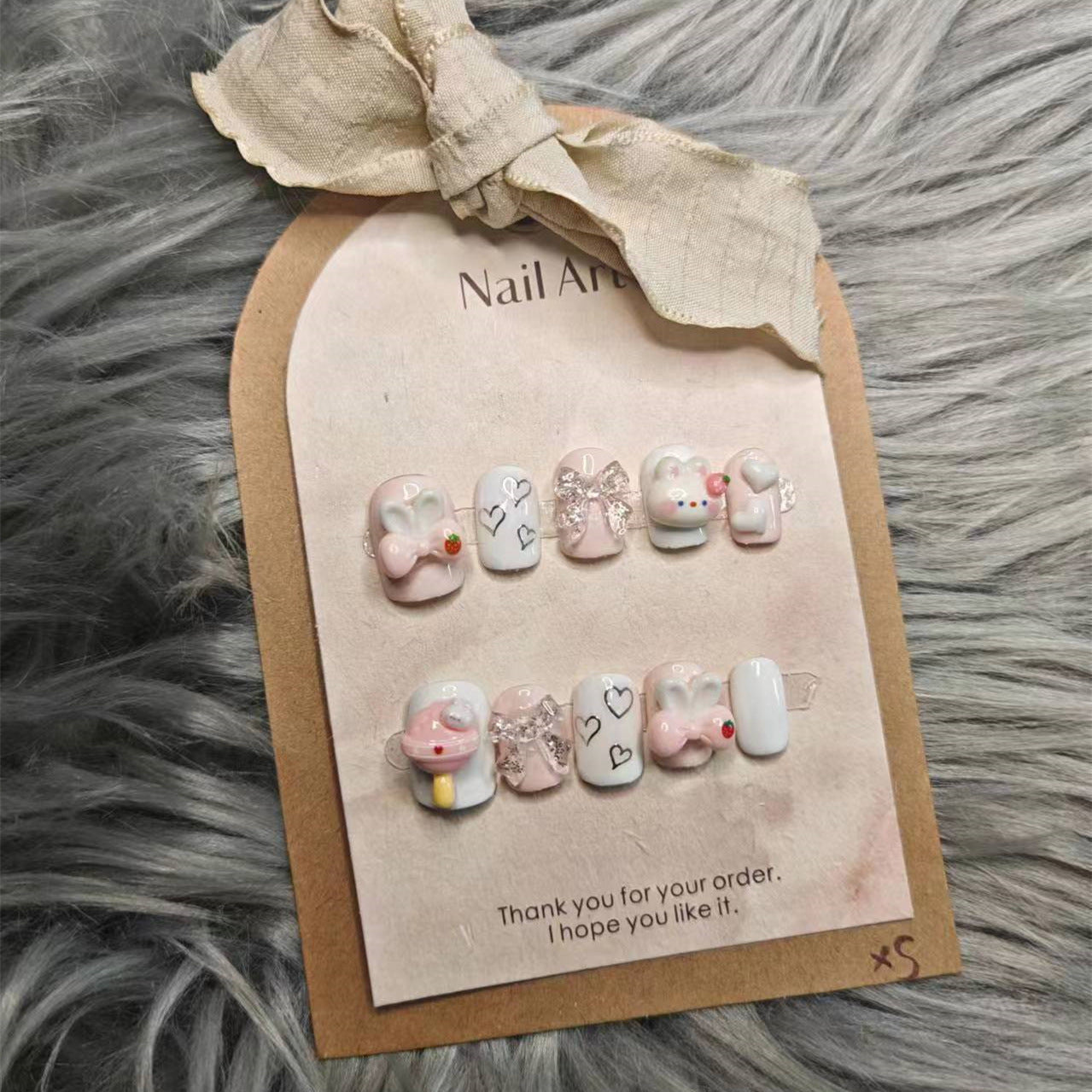 Porter une manucure Nail Art en forme de lapin mignon et grande sucette