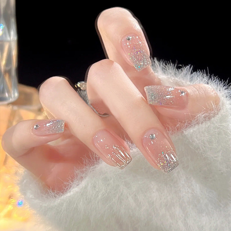 Pièce de nail art avec finition transparente en couleur glace et simplicité française