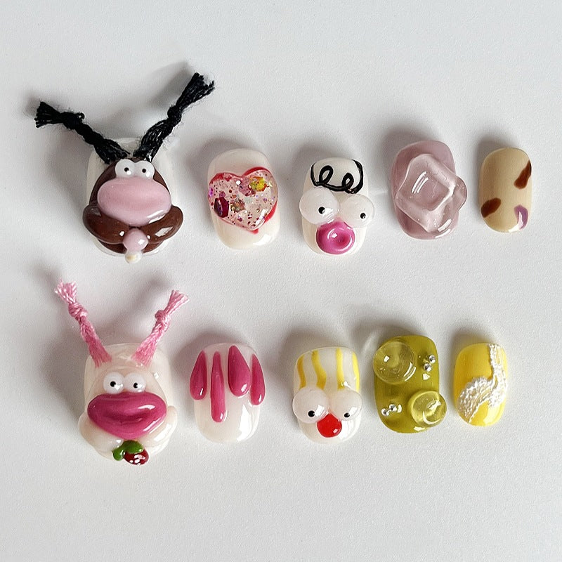 Nail Art court et mignon fait à la main avec un dessin animé