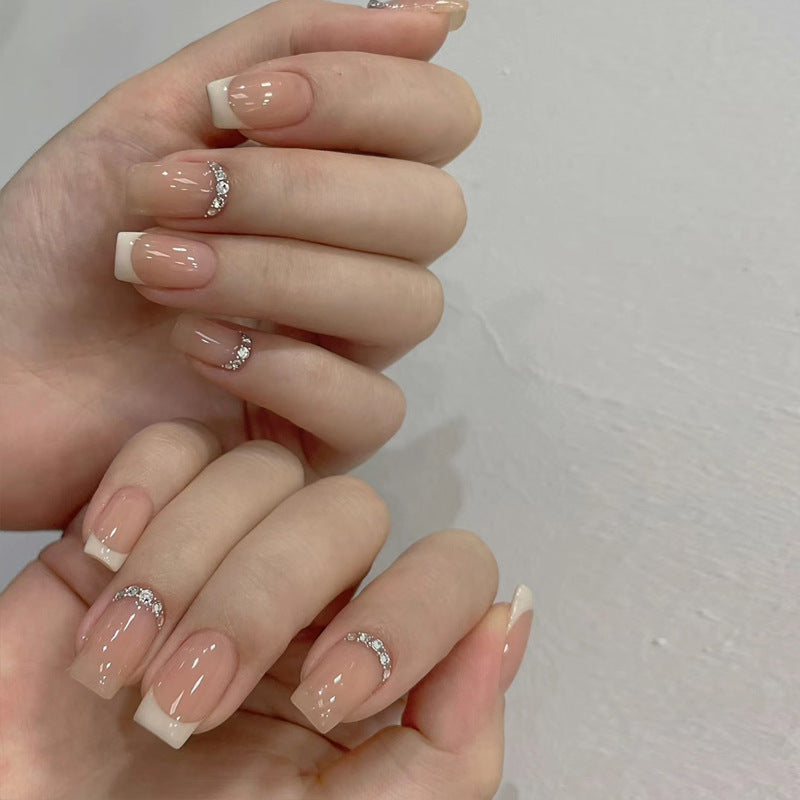 Nail Art fini avec des pointes de paillettes papillon en forme de diamant dans les débris