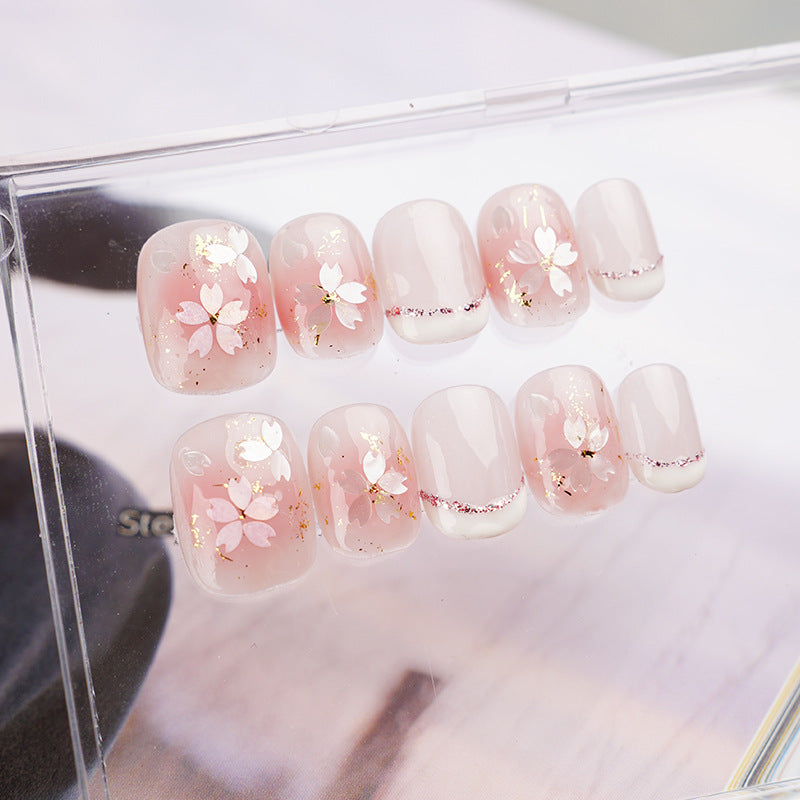 Nail Art avancé français fait main, court et doux, avec des fleurs de cerisier roses