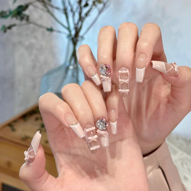 Nail Art fini avec des pointes de paillettes papillon en forme de diamant dans les débris