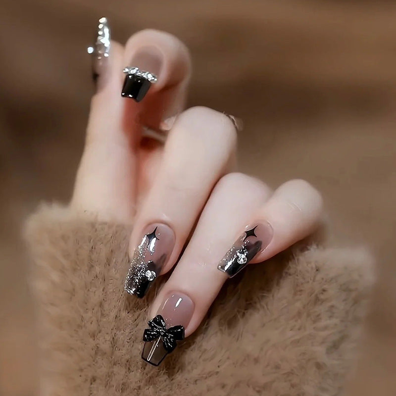 Pièce de nail art avec finition transparente en couleur glace et simplicité française