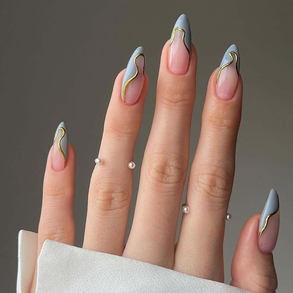 Nail Art amovible ondulé bleu à bord doré avec armure en forme de goutte d'eau