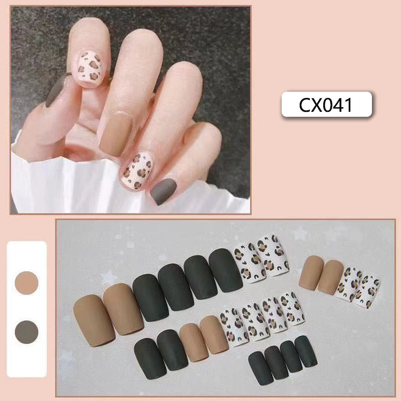 Faux ongles blancs givrés, pointe finie, nail art