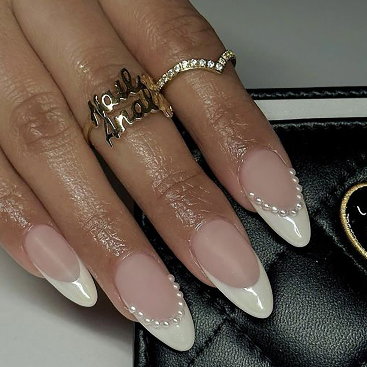 Nail Art Girly Simplicity Wear aux amandes blanches nacrées