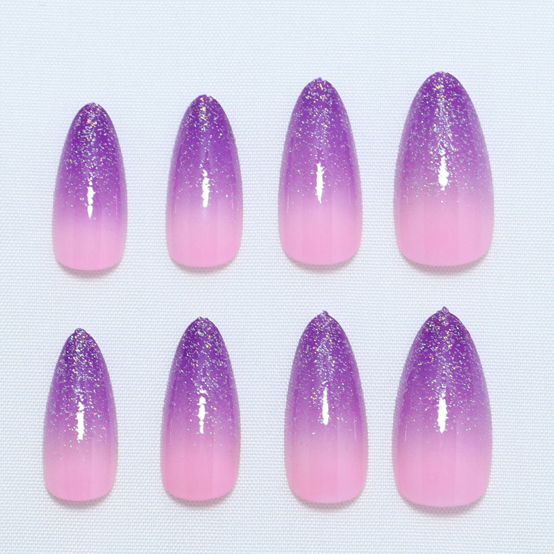 Nail Art doux à paillettes glacées clignotantes en dégradé de violet et d'amande