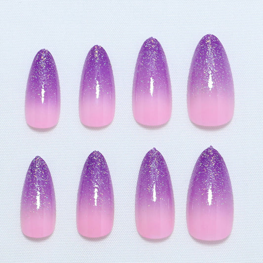 Nail Art doux à paillettes glacées clignotantes en dégradé de violet et d'amande