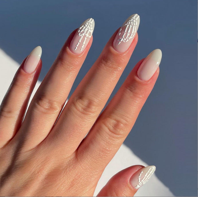 Pièce de nail art avec finition transparente en couleur glace et simplicité française