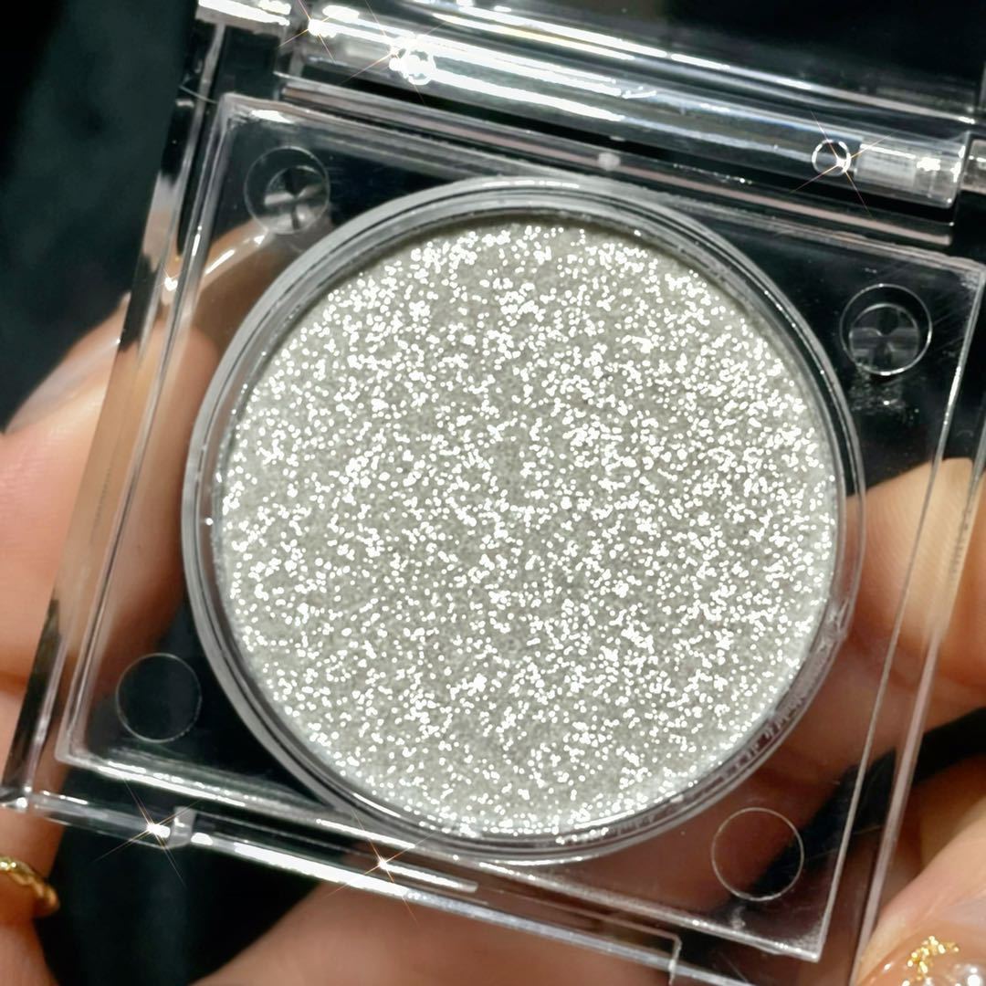 Weaving Female Highlight Flat For Monochrome Eyeshadow