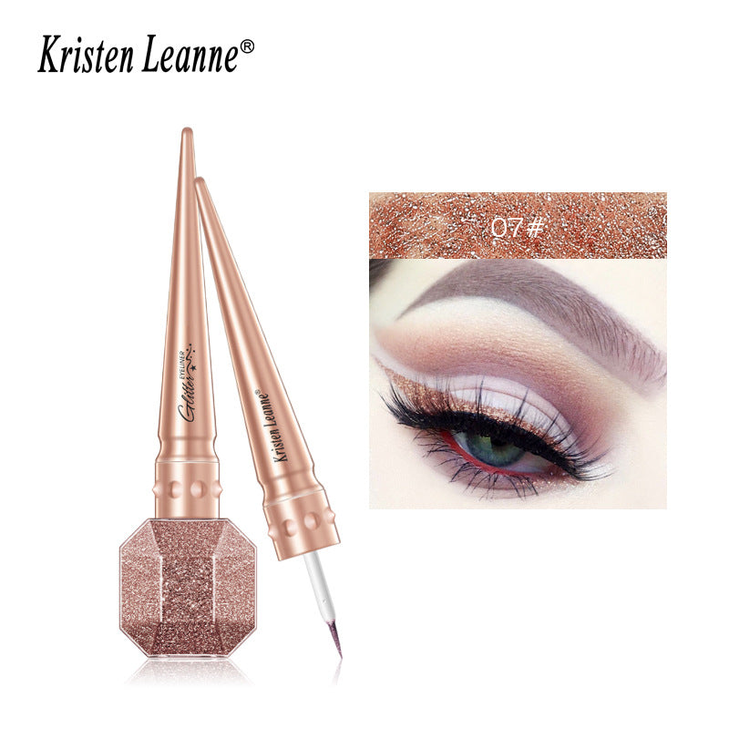 Eyeliner nacré couleur diamant brisé brillant