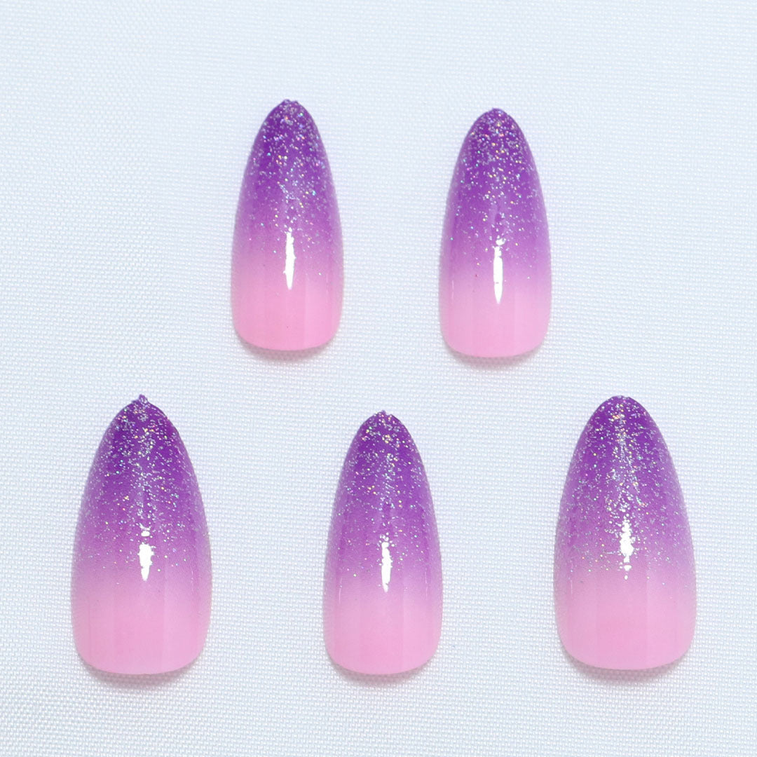 Nail Art doux à paillettes glacées clignotantes en dégradé de violet et d'amande