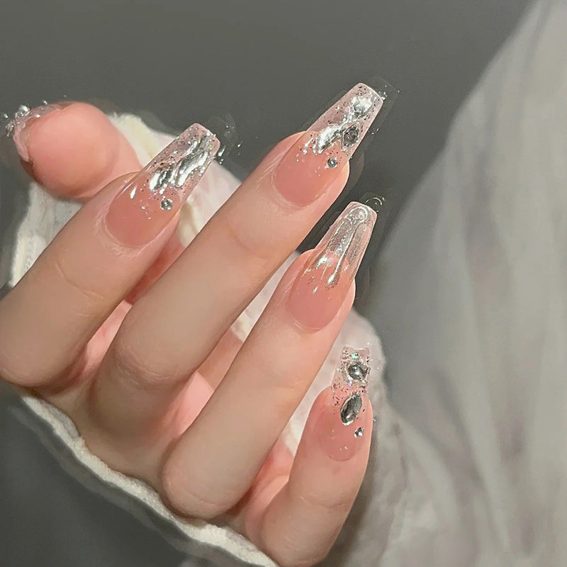 Pièce de nail art avec finition transparente en couleur glace et simplicité française