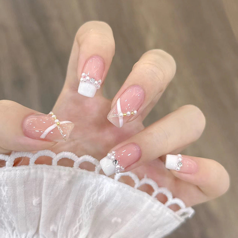 Nail Art fini avec des pointes de paillettes papillon en forme de diamant dans les débris