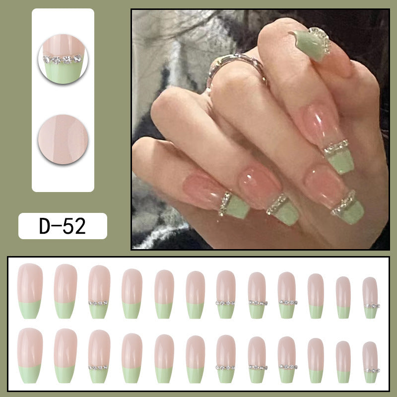 Porter une manucure à pointe Pure Desire Hot Nail Art