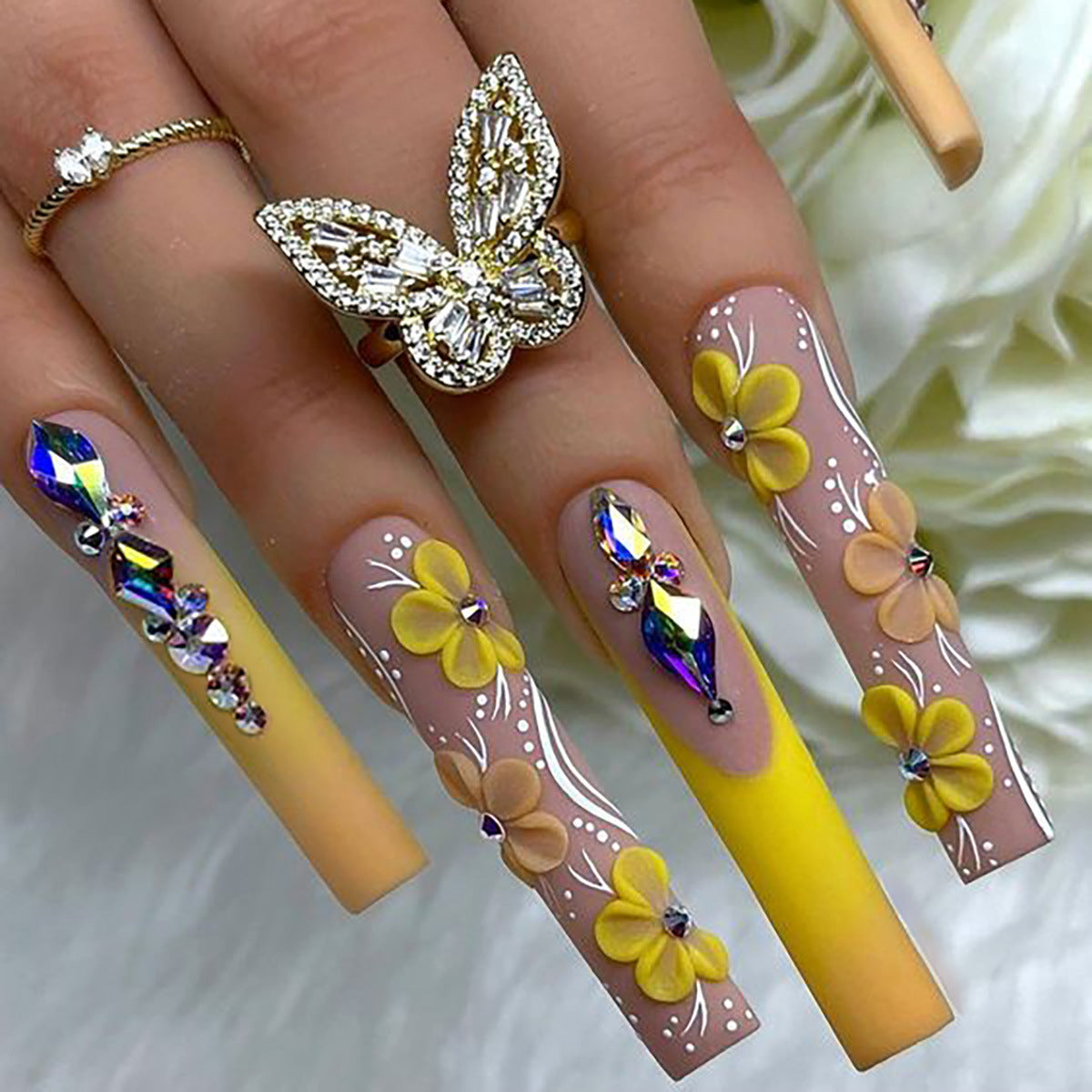 Nail Art en forme de fleur française avec strass