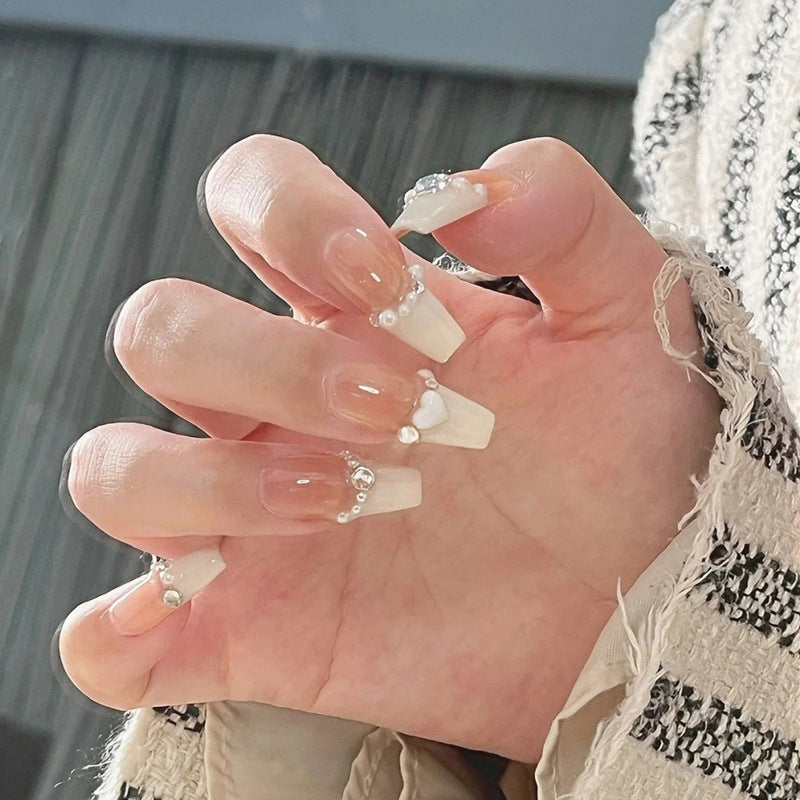 Nail Art fini avec des pointes de paillettes papillon en forme de diamant dans les débris