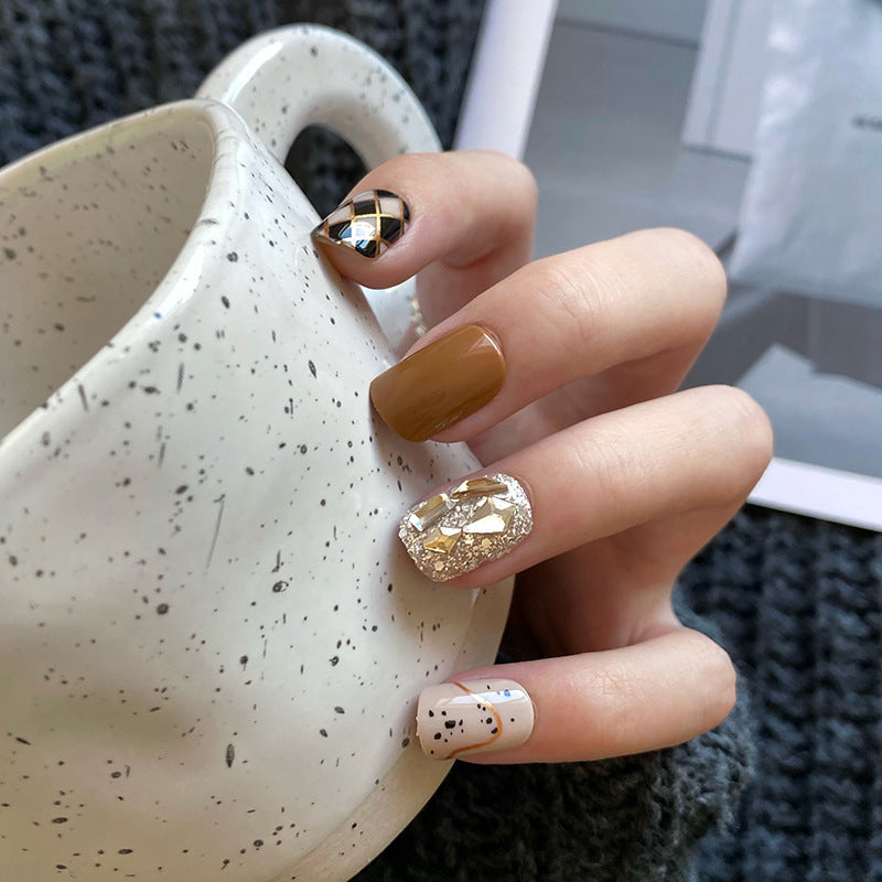 Nail Art fini avec des pointes de paillettes papillon en forme de diamant dans les débris