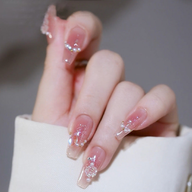 Nail Art fini avec des pointes de paillettes papillon en forme de diamant dans les débris