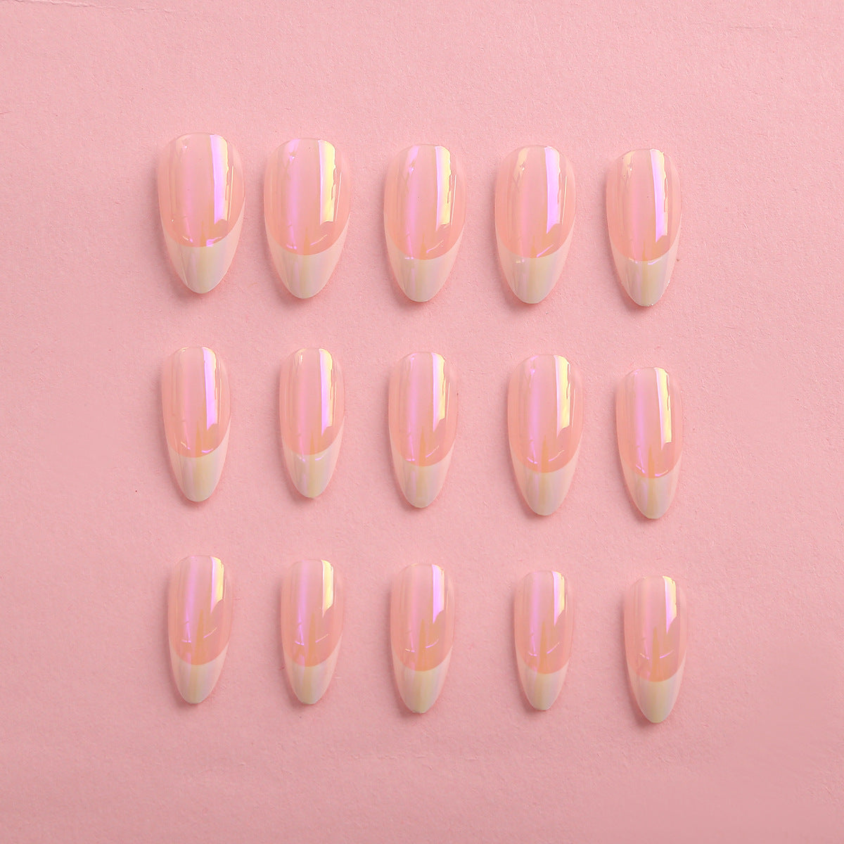 Manucure aux amandes brillantes et colorées, nail art français doux