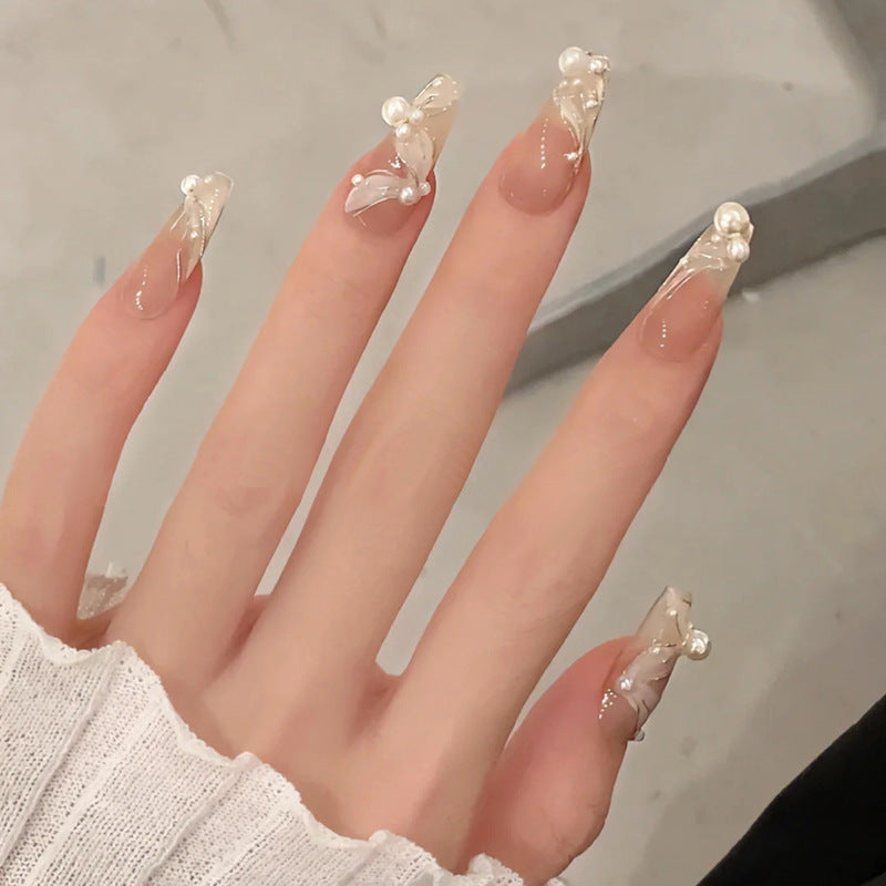 Pièce de nail art avec finition transparente en couleur glace et simplicité française