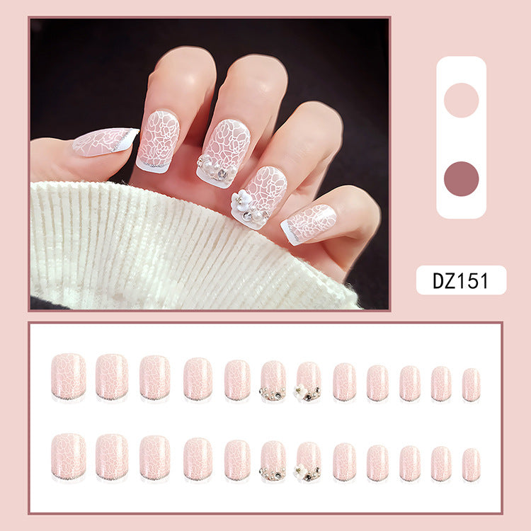 Nail Art avec patch de fleurs étoilées mi-longues