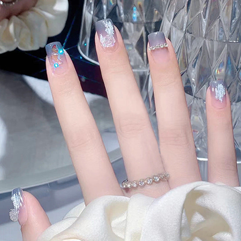 Pièce de nail art avec finition transparente en couleur glace et simplicité française