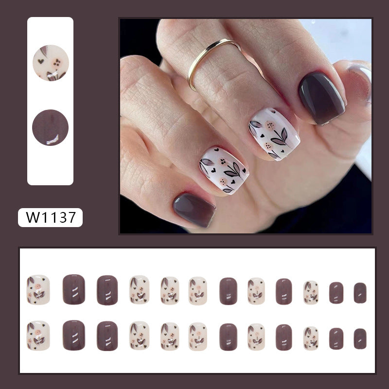 Manucure tendance et tendance, joli nail art floral en forme de cœur ondulé