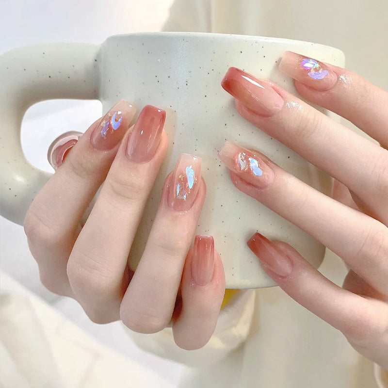 Pièce de nail art avec finition transparente en couleur glace et simplicité française