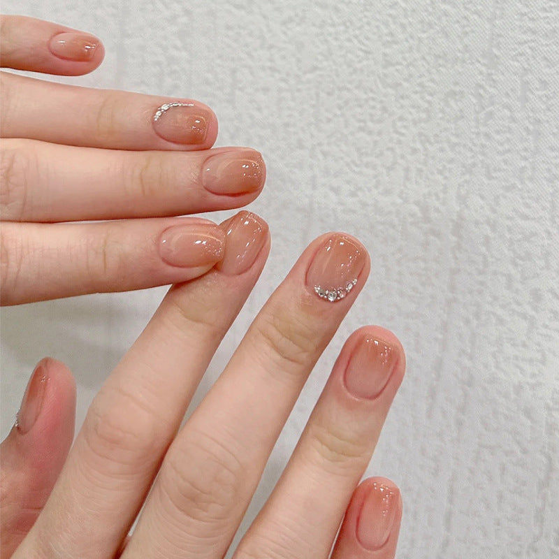 Nail Art fini avec des pointes de paillettes papillon en forme de diamant dans les débris