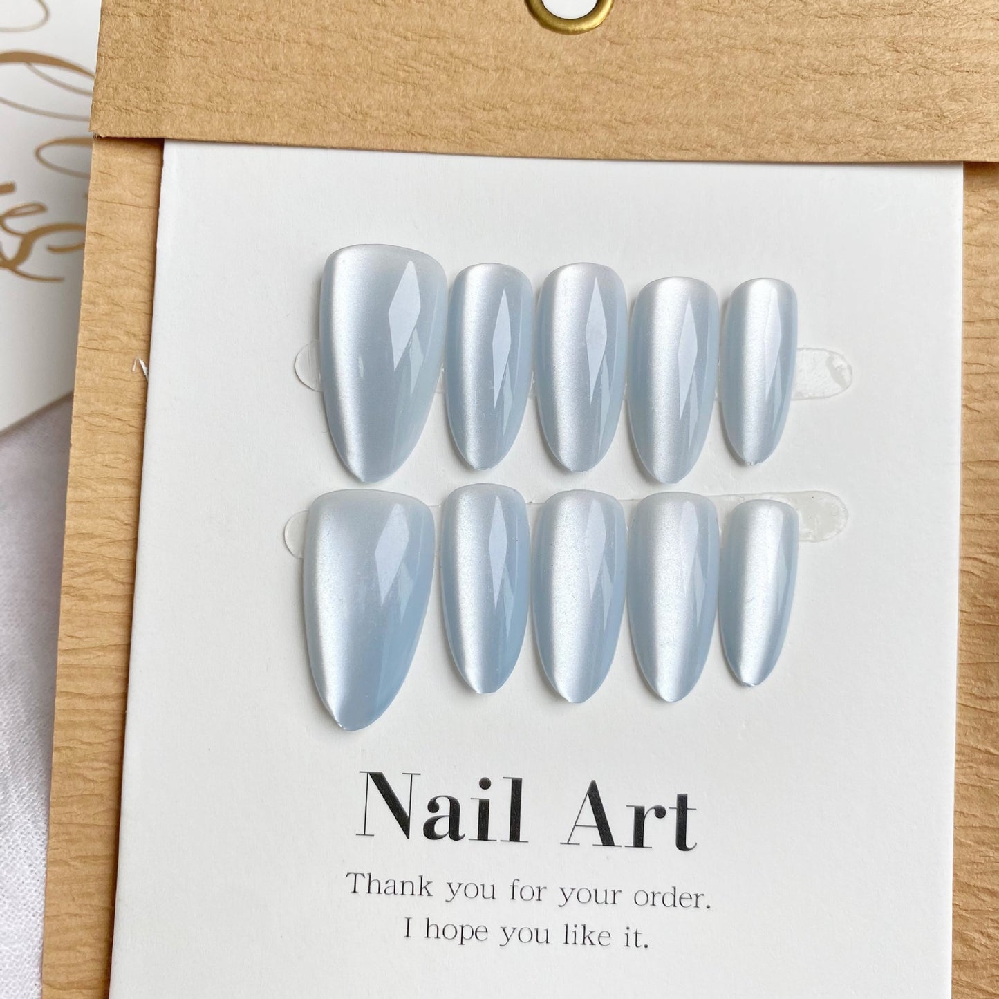 Nail art blanc en amande de Blue Cat