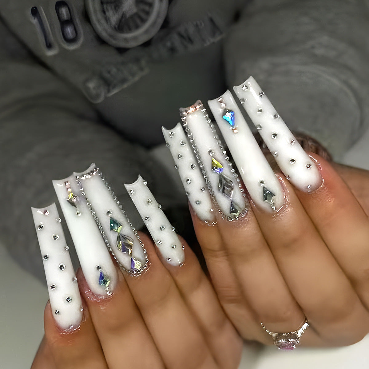 Nail Art extra long fait main avec strass et poils à l'eau