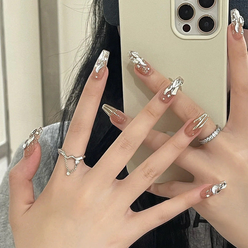 Pièce de nail art avec finition transparente en couleur glace et simplicité française