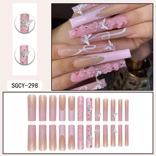 Faux ongles pailletés à porter avec des diamants en forme de fleur rose dans le nail art