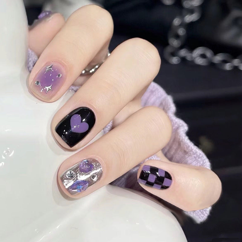 Nail Art fini avec des pointes de paillettes papillon en forme de diamant dans les débris